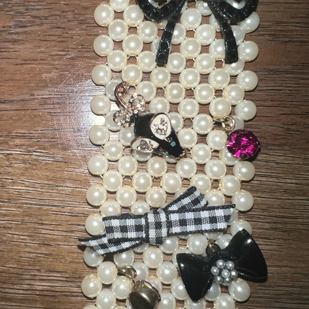 BETSEY JOHNSON NECKLACE ~ PEARL TIE ~ PREOWNED GREAT CONDITION - Picture 3 of 4